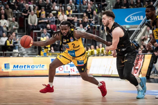 Traveon Buchanan MHP RIESEN Ludwigsburg, 02 vs Ferdinand Zylka Basketball Loewen Braunschweig, 06 GER, MHP Riesen Ludwigsburg Basketball Loewen Braunschweig, easycredit BBL, Basketball, Bundesliga, 17 Matchday, Season 2025 2026, 24 01 2026 GER, MHP Riesen Ludwigsburg Basketball Loewen Braunschweig, easycredit BBL, Basketball, Bundesliga, 17 Matchday, Season 2025 2026, 24 01 2026 Ludwigsburg Copyright: xSandyxDinkelackerx EP_SDR