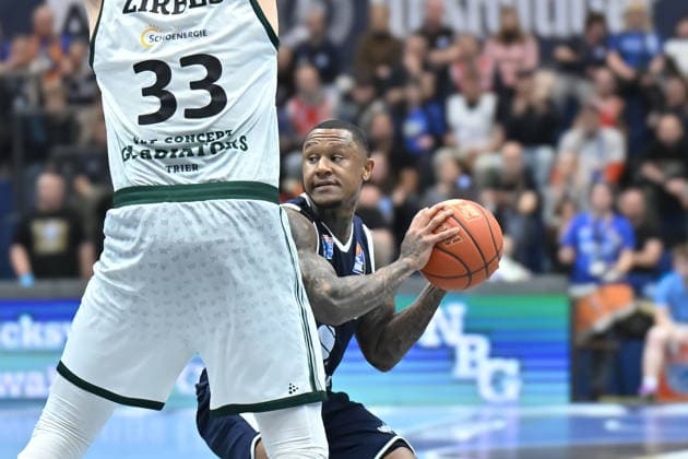 Maik Zirbes Trier, 33 , Charles Callison MBC, 23 , Syntainics MBC vs Vet Concept Gladiators Trier, Basketball, 1 Bundesliga, Men, 17 Matchday Main Round, Season 2025 26, 24 01 2026 Weißenfels Stadthalle Sachsen Anhalt Germany