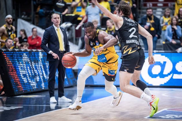 Yorman Polas Bartolo MHP RIESEN Ludwigsburg, 13 vs Benjamin Schroeder Basketball Loewen Braunschweig, 02 GER, MHP Riesen Ludwigsburg Basketball Loewen Braunschweig, easycredit BBL, Basketball, Bundesliga, 17 Matchday, Season 2025 2026, 24 01 2026 GER, MHP Riesen Ludwigsburg Basketball Loewen Braunschweig, easycredit BBL, Basketball, Bundesliga, 17 Matchday, Season 2025 2026, 24 01 2026 Ludwigsburg Copyright: xSandyxDinkelackerx EP_SDR