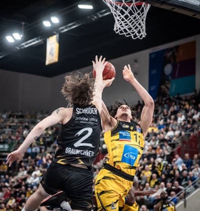Lenny Anigbata MHP RIESEN Ludwigsburg, 12 vs Benjamin Schroeder Basketball Loewen Braunschweig, 02 GER, MHP Riesen Ludwigsburg Basketball Loewen Braunschweig, easycredit BBL, Basketball, Bundesliga, 17 Matchday, Season 2025 2026, 24 01 2026 GER, MHP Riesen Ludwigsburg Basketball Loewen Braunschweig, easycredit BBL, Basketball, Bundesliga, 17 Matchday, Season 2025 2026, 24 01 2026 Ludwigsburg Copyright: xSandyxDinkelackerx EP_SDR