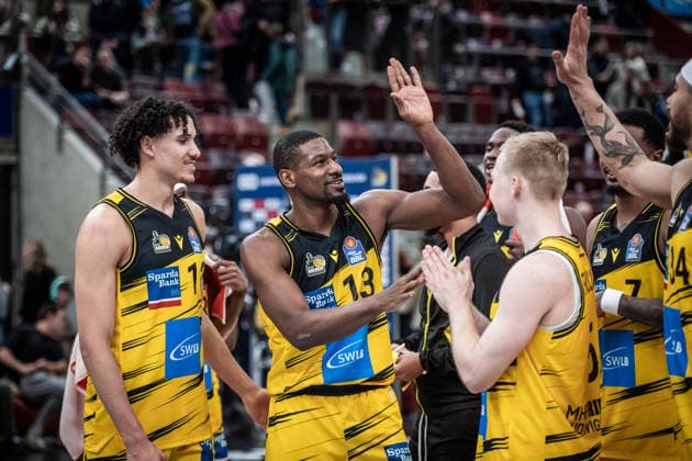 Yorman Polas Bartolo MHP RIESEN Ludwigsburg, 13 with team, jubilation, joy GER, MHP Riesen Ludwigsburg Basketball Loewen Braunschweig, easycredit BBL, Basketball, Bundesliga, Matchday 17, Season 2025 2026, 24 01 2026 GER, MHP Riesen Ludwigsburg Basketball Loewen Braunschweig, easycredit BBL, Basketball, Bundesliga, Matchday 17, Season 2025 2026, 24 01 2026 Ludwigsburg Copyright: xSandyxDinkelackerx EP_SDR