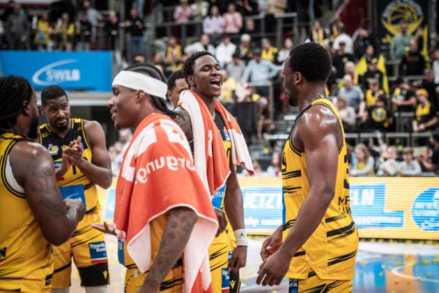 Babacar Sane MHP RIESEN Ludwigsburg, 00 Jubel mit Team, Freude, Freudenschrei, Jubelschrei GER, MHP Riesen Ludwigsburg Basketball Loewen Braunschweig, easycredit BBL, Basketball, Bundesliga, 17 Spieltag, Spielzeit 2025 2026, 24 01 2026 GER, MHP Riesen Ludwigsburg Basketball Loewen Braunschweig, easycredit BBL, Basketball, Bundesliga, 17 Spieltag, Spielzeit 2025 2026, 24 01 2026 Ludwigsburg Copyright: xSandyxDinkelackerx EP_SDR