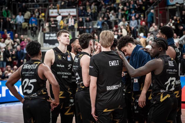 Visibly disappointed Basketball Loewen Braunschweig team after defeat in Ludwigsburg GER, MHP Riesen Ludwigsburg Basketball Loewen Braunschweig, easycredit BBL, Basketball, Bundesliga, Matchday 17, Season 2025 2026, 24 01 2026 GER, MHP Riesen Ludwigsburg Basketball Loewen Braunschweig, easycredit BBL, Basketball, Bundesliga, Matchday 17, Season 2025 2026, 24 01 2026 Ludwigsburg Copyright: xSandyxDinkelackerx EP_SDR
