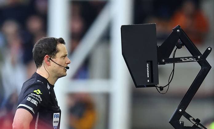 Referee Darren England checks a potential penalty on the var monitor Crystal Palace v Chelsea, Premier League, Football, Selhurst Park, London, UK - 25 Jan 2026London Selhurst Park United Kingdom EDITORIAL USE ONLY No use with unauthorised audio, video, data, fixture lists, club league logos or live services. Online in-match use limited to 120 images, no video emulation. No use in betting, games or single club league player publications. Copyright: xMichaelxZemanek Shutterstockx 16426076bc