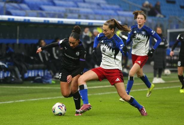 25 01 2026, xcex, GER, Hamburg, Volksparkstadion, Frauenfussball, 1 Bundesliga, DIE LIGA, Google Pixel Frauen Bundesliga, Saison 2025 2026, Spieltag 15, HSV, SGS, Hamburger SV Frauen SGS Essen, Vanessa Fuerst SGS vs Emilia Hirche HSV DFL regulations prohibit any use of photographs as image sequences and or quasi video