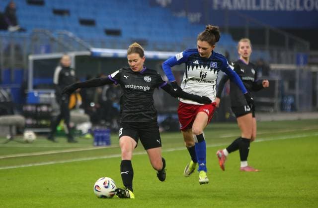 25 01 2026, xcex, GER, Hamburg, Volksparkstadion, Frauenfussball, 1 Bundesliga, DIE LIGA, Google Pixel Frauen Bundesliga, Saison 2025 2026, Spieltag 15, HSV, SGS, Hamburger SV Frauen SGS Essen, Lena Ostermeier SGS gegen Lotta Wrede HSV DFL regulations prohibit any use of photographs as image sequences and or quasi video