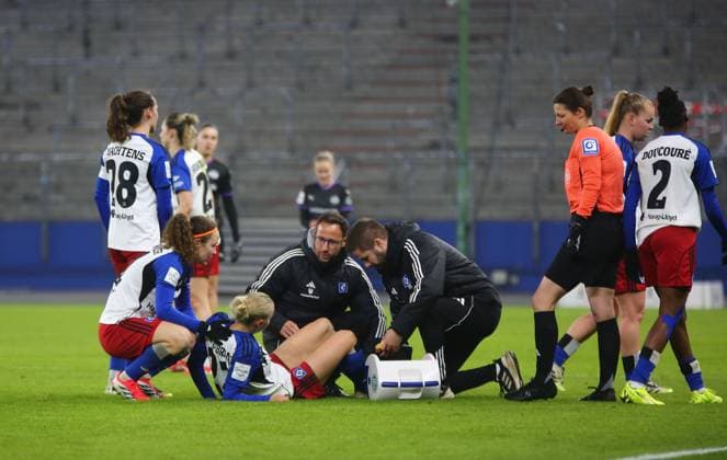25 01 2026, xcex, GER, Hamburg, Volksparkstadion, Frauenfussball, 1 Bundesliga, DIE LIGA, Google Pixel Frauen Bundesliga, Saison 2025 2026, Spieltag 15, HSV, SGS, Hamburger SV Frauen SGS Essen, Sophie Hillebrand HSV muss behandelt werden, Verletzungspause, Unterbrechung, Verletzung DFL regulations prohibit any use of photographs as image sequences and or quasi video
