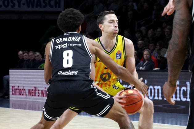 DEU, easyCredit BBL, ALBA vs BMA365 Bamberg Baskets, 25 01 2026, Max Schmeling Halle, Berlin, DEU, easyCredit BBL, ALBA vs BMA365 Bamberg Baskets, in the picture Justin Bean ALBA Berlin 34 , Demarcus Demonia Bamberg 8 nordphotoxGmbHx xEngler nph00076