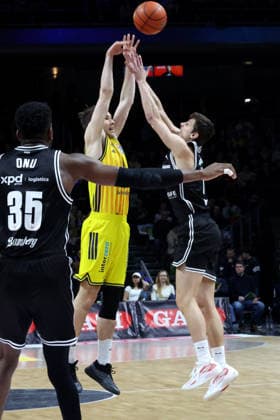DEU, easyCredit BBL, ALBA vs BMA365 Bamberg Baskets, 25 01 2026, Max Schmeling Halle, Berlin, DEU, easyCredit BBL, ALBA vs BMA365 Bamberg Baskets, pictured MALTE DELOW ALBA Berlin 6 , Richard Balint Bamberg 11 nordphotoxGmbHx xEngler nph00076