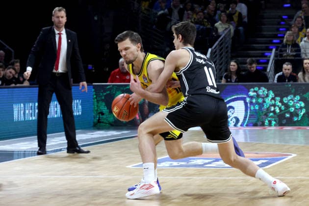DEU, easyCredit BBL, ALBA vs BMA365 Bamberg Baskets, 25 01 2026, Max Schmeling Halle, Berlin, DEU, easyCredit BBL, ALBA vs BMA365 Bamberg Baskets, in the picture Martin Hermannsson ALBA Berlin 15 , Richard Balint Bamberg 11 nordphotoxGmbHx xEngler nph00076