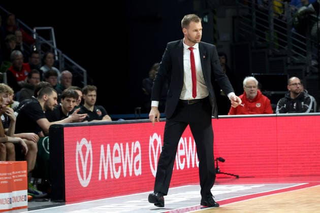 DEU, easyCredit BBL, ALBA vs BMA365 Bamberg Baskets, 25 01 2026, Max Schmeling Halle, Berlin, DEU, easyCredit BBL, ALBA vs BMA365 Bamberg Baskets, in the picture Head Coach Anton Gavel Bamberg , Bamberg players bench nordphotoxGmbHx xEngler nph00076