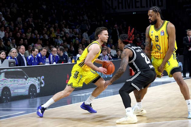 DEU, easyCredit BBL, ALBA vs BMA365 Bamberg Baskets, 25 01 2026, Max Schmeling Halle, Berlin, DEU, easyCredit BBL, ALBA vs BMA365 Bamberg Baskets, in the picture Martin Hermannsson ALBA Berlin 15 , J Wan Roberts ALBA Berlin 13 , Cobe Williams Bamberg 24 nordphotoxGmbHx xEngler nph00076