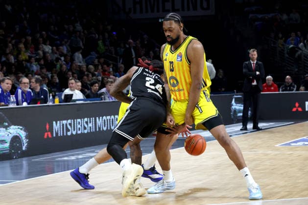 DEU, easyCredit BBL, ALBA vs BMA365 Bamberg Baskets, 25 01 2026, Max Schmeling Halle, Berlin, DEU, easyCredit BBL, ALBA vs BMA365 Bamberg Baskets, in the picture Martin Hermannsson ALBA Berlin 15 , J Wan Roberts ALBA Berlin 13 , Cobe Williams Bamberg 24 nordphotoxGmbHx xEngler nph00076