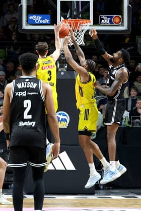 DEU, easyCredit BBL, ALBA vs BMA365 Bamberg Baskets, 25 01 2026, Max Schmeling Halle, Berlin, DEU, easyCredit BBL, ALBA vs BMA365 Bamberg Baskets, pictured Alex OÕConnell ALBA Berlin 3 , J Wan Roberts ALBA Berlin 13 , Ejifor Onu Bamberg 35 nordphotoxGmbHx xEngler nph00076