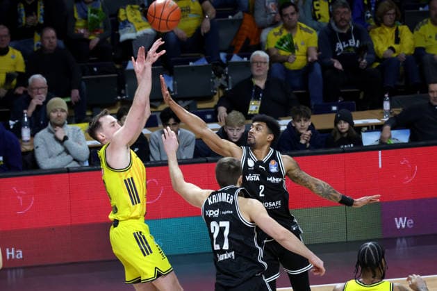 DEU, easyCredit BBL, ALBA vs BMA365 Bamberg Baskets, 25 01 2026, Max Schmeling Halle, Berlin, DEU, easyCredit BBL, ALBA vs BMA365 Bamberg Baskets, in the picture Justin Bean ALBA Berlin 34 , Ibrahim Watson Boye Bamberg 2 , Moritz Krimmer Bamberg 27 nordphotoxGmbHx xEngler nph00076