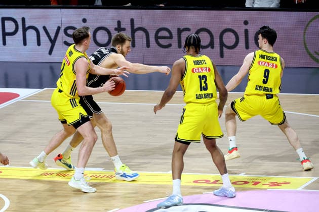 DEU, easyCredit BBL, ALBA vs BMA365 Bamberg Baskets, 25 01 2026, Max Schmeling Halle, Berlin, DEU, easyCredit BBL, ALBA vs BMA365 Bamberg Baskets, pictured Moses Wood ALBA Berlin 11 , J Wan Roberts ALBA Berlin 13 , JONAS MATTISSECK ALBA Berlin 9 , Moritz Krimmer Bamberg 27 nordphotoxGmbHx xEngler nph00076