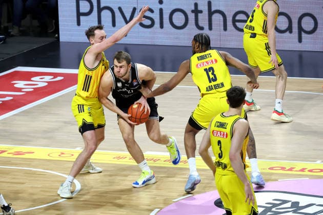 DEU, easyCredit BBL, ALBA vs BMA365 Bamberg Baskets, 25 01 2026, Max Schmeling Halle, Berlin, DEU, easyCredit BBL, ALBA vs BMA365 Bamberg Baskets, in the picture Moses Wood ALBA Berlin 11 , J Wan Roberts ALBA Berlin 13 , Moritz Krimmer Bamberg 27 nordphotoxGmbHx xEngler nph00076