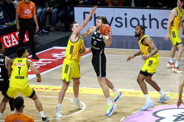 DEU, easyCredit BBL, ALBA vs BMA365 Bamberg Baskets, 25 01 2026, Max Schmeling Halle, Berlin, DEU, easyCredit BBL, ALBA vs BMA365 Bamberg Baskets, in the picture Moses Wood ALBA Berlin 11 , J Wan Roberts ALBA Berlin 13 , Moritz Krimmer Bamberg 27 nordphotoxGmbHx xEngler nph00076