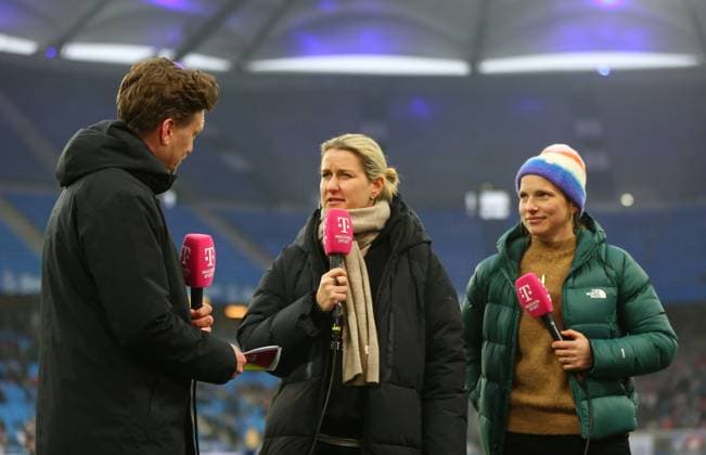 25 01 2026, xcex, GER, Hamburg, Volksparkstadion, Frauenfussball, 1 Bundesliga, DIE LIGA, Google Pixel Frauen Bundesliga, Saison 2025 2026, Spieltag 15, HSV, SGS, Hamburger SV Frauen SGS Essen, Simon Koepfer Magenta TV , Saskia Breuer Abteilungsleiterin Frauenfussball , Tabea Kemme Expertin DFL regulations prohibit any use of photographs as image sequences and or quasi video