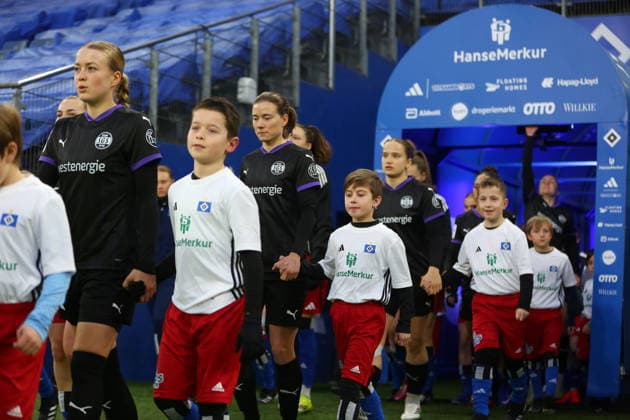 25 01 2026, xcex, GER, Hamburg, Volksparkstadion, Frauenfussball, 1 Bundesliga, DIE LIGA, Google Pixel Frauen Bundesliga, Saison 2025 2026, Spieltag 15, HSV, SGS, Hamburger SV Frauen SGS Essen, Lany Baecker, Lena Ostermeier SGS DFL regulations prohibit any use of photographs as image sequences and or quasi video