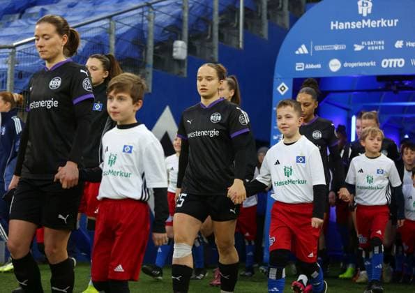 25 01 2026, xcex, GER, Hamburg, Volksparkstadion, Frauenfussball, 1 Bundesliga, DIE LIGA, Google Pixel Frauen Bundesliga, Saison 2025 2026, Spieltag 15, HSV, SGS, Hamburger SV Frauen SGS Essen, Lena Ostermeier, Paulina Platner SGS DFL regulations prohibit any use of photographs as image sequences and or quasi video