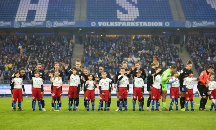 25 01 2026, xcex, GER, Hamburg, Volksparkstadion, Frauenfussball, 1 Bundesliga, DIE LIGA, Google Pixel Frauen Bundesliga, Saison 2025 2026, Spieltag 15, HSV, SGS, Hamburger SV Frauen SGS Essen, Startelf SGS Essen, Einlaufen, Startformation DFL regulations prohibit any use of photographs as image sequences and or quasi video