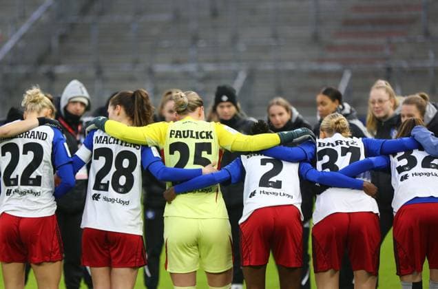 25 01 2026, xcex, GER, Hamburg, Volksparkstadion, Frauenfussball, 1 Bundesliga, DIE LIGA, Google Pixel Frauen Bundesliga, Saison 2025 2026, Spieltag 15, HSV, SGS, Hamburger SV Frauen SGS Essen, Mannschaftskreis HSV Frauen DFL regulations prohibit any use of photographs as image sequences and or quasi video