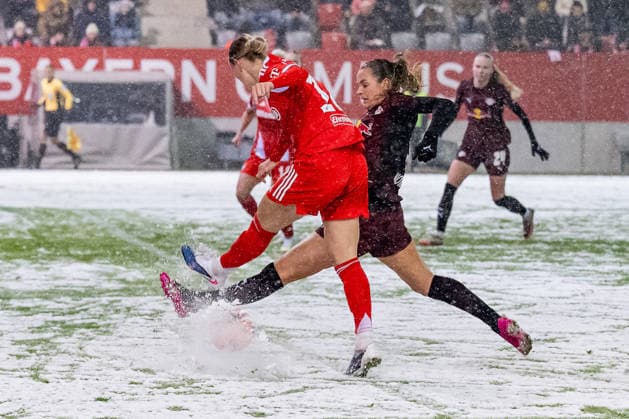 Fight for the ball duel between Klara Buehl FC Bayern Muenchen Frauen, 17 and Andrea Norheim RB Leipzig, 3 , the ball remains stuck in the snow on the pitch GER, FC Bayern Muenchen Frauen vs RB Leipzig, Football, Google Pixel Frauen Bundesliga, 15 Spieltag, Season 2025 2026, 25 01 2026 DFL DFB REGULATIONS PROHIBIT ANY USE OF PHOTOGRAPHS as IMAGE SEQUENCES and or QUASI VIDEO GER, FC Bayern Muenchen Frauen vs RB Leipzig, Football, Google Pixel Frauen Bundesliga, 15 Matchday, Season 2025 2026, 25 01 2026 Muenchen Copyright: xEibner-Pressefoto HeikexFeinerx EP_HFR