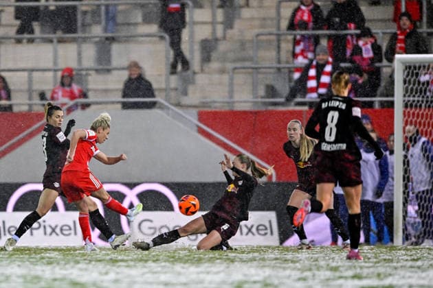 from left Sandra Starke RB Leipzig, 13 Linda DALLMANN FC Bayern Muenchen, FCB, 10 pulls away, with shot on goal, Lou Ann Joly RB Leipzig, 6 Marlene Mueller RB Leipzig, 27 Emilia Kiaer Asgeirsdottir RB Leipzig, 8 , 25 01 2026, Munich Germany , Soccer, Google Pixel Women Bundesliga, FC Bayern Munich RB Leipzig, DFB DFL REGULATIONS PROHIBIT ANY USE OF PHOTOGRAPHS AS IMAGE SEQUENCES AND OR QUASI VIDEO xslx