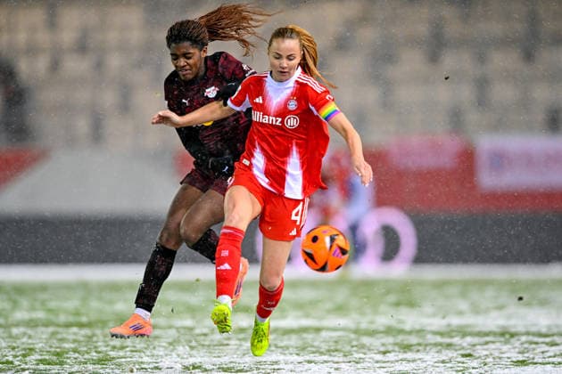 v li Delics Boboy RB Leipzig, 17 Glodis Perla VIGGOSDOTTIR FC Bayern Muenchen , 4 in duel, duel, tackle, dynamics, action, 25 01 2026, Munich Germany , Football, Google Pixel Women Bundesliga, FC Bayern Munich RB Leipzig, DFB DFL REGULATIONS PROHIBIT ANY USE OF PHOTOGRAPHS AS IMAGE SEQUENCES AND OR QUASI VIDEO xslx