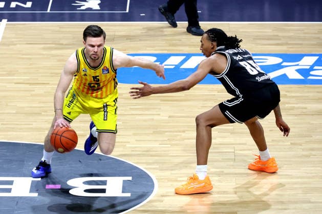 DEU, easyCredit BBL, ALBA vs BMA365 Bamberg Baskets, 25 01 2026, Max Schmeling Halle, Berlin, DEU, easyCredit BBL, ALBA vs BMA365 Bamberg Baskets, in the picture Martin Hermannsson ALBA Berlin 15 , Austin Crowley Bamberg 85 nordphotoxGmbHx xEngler nph00076