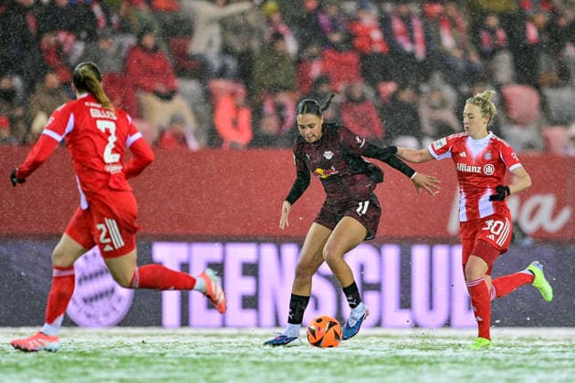 v li Vanessa GILLES FC Bayern Muenchen, FCB, 2 Lisa Baum RB Leipzig, 11 Carolin SIMON FC Bayern Muenchen, FCB, 30 in duel, duel, tackle, dynamic, action, action, 25 01 2026, Munich Germany , Soccer, Google Pixel Women Bundesliga, FC Bayern München RB Leipzig, DFB DFL REGULATIONS PROHIBIT ANY USE OF PHOTOGRAPHS AS IMAGE SEQUENCES AND OR QUASI VIDEO xslx