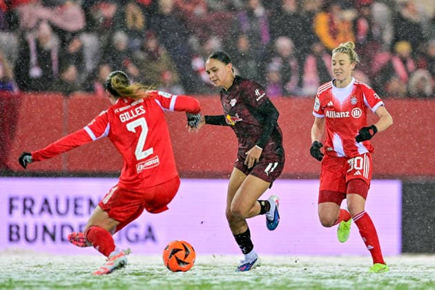 v li Vanessa GILLES FC Bayern Muenchen, FCB, 2 Lisa Baum RB Leipzig, 11 Carolin SIMON FC Bayern Muenchen, FCB, 30 in duel, duel, tackle, dynamic, action, action, 25 01 2026, Munich Germany , Soccer, Google Pixel Women Bundesliga, FC Bayern München RB Leipzig, DFB DFL REGULATIONS PROHIBIT ANY USE OF PHOTOGRAPHS AS IMAGE SEQUENCES AND OR QUASI VIDEO xslx