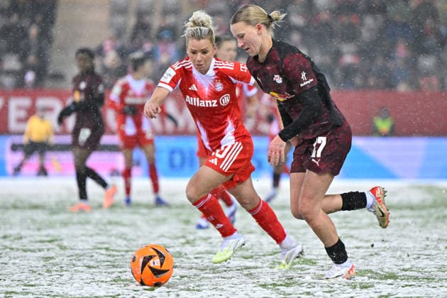 v li Linda DALLMANN FC Bayern Muenchen, FCB, 10 Marlene Mueller RB Leipzig, 27 in duel, duel, tackle, dynamics, action, action, 25 01 2026, Munich Germany , Football, Google Pixel Women Bundesliga, FC Bayern München RB Leipzig, DFB DFL REGULATIONS PROHIBIT ANY USE OF PHOTOGRAPHS AS IMAGE SEQUENCES AND OR QUASI VIDEO xslx