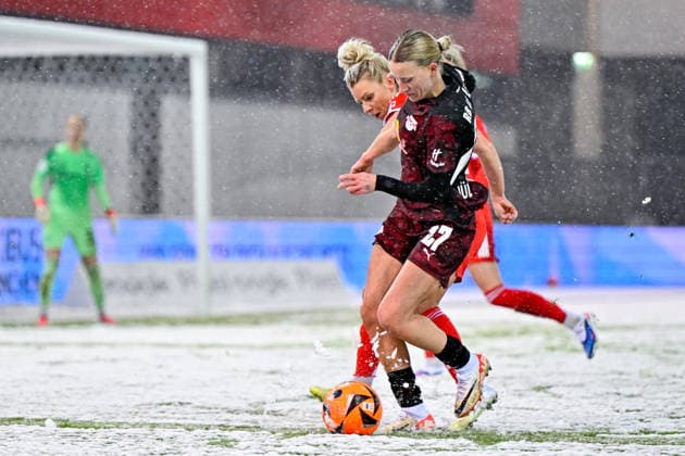 v li Linda DALLMANN FC Bayern Muenchen, FCB, 10 Marlene Mueller RB Leipzig, 27 in duel, duel, tackle, dynamics, action, action, 25 01 2026, Munich Germany , Football, Google Pixel Women Bundesliga, FC Bayern München RB Leipzig, DFB DFL REGULATIONS PROHIBIT ANY USE OF PHOTOGRAPHS AS IMAGE SEQUENCES AND OR QUASI VIDEO xslx