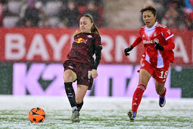 from left Lou Ann Joly RB Leipzig, 6 Momoko TANAKINAWA FC Bayern Muenchen, FCB, 18 in duel, duel, tackle, dynamics, action, action, 25 01 2026, Munich Germany , Football, Google Pixel Women Bundesliga, FC Bayern München RB Leipzig, DFB DFL REGULATIONS PROHIBIT ANY USE OF PHOTOGRAPHS AS IMAGE SEQUENCES AND OR QUASI VIDEO xslx