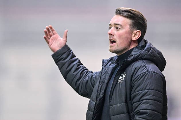 Head Coach Jonas Stephan RB Leipzig gives instructions, gesticulates, gesticulates with arms, gives instructions, gesticulate, single image, action, action, 25 01 2026, Munich Germany , Football, Google Pixel Women Bundesliga, FC Bayern Munich RB Leipzig, DFB DFL REGULATIONS PROHIBIT ANY USE OF PHOTOGRAPHS AS IMAGE SEQUENCES AND OR QUASI VIDEO xslx