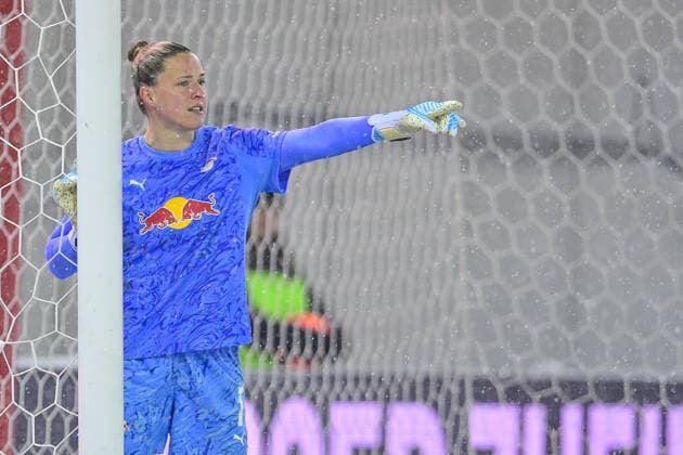 Elvira Herzog Goalkeeper, RB Leipzig, 1 gives instructions, gesticulates, gesticulate with arms, gives instructions, gesticulate, single image, action, action, 25 01 2026, Munich Germany , Football, Google Pixel Women Bundesliga, FC Bayern Munich RB Leipzig, DFB DFL REGULATIONS PROHIBIT ANY USE OF PHOTOGRAPHS AS IMAGE SEQUENCES AND OR QUASI VIDEO xslx
