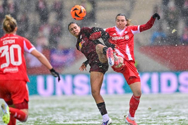 v li Lisa Baum RB Leipzig, 11 Vanessa GILLES FC Bayern Muenchen, FCB, 2 in duel, duel, tackle, dynamics, action, action, 25 01 2026, Munich Germany , Football, Google Pixel Women Bundesliga, FC Bayern Munich RB Leipzig, DFB DFL REGULATIONS PROHIBIT ANY USE OF PHOTOGRAPHS AS IMAGE SEQUENCES AND OR QUASI VIDEO xslx