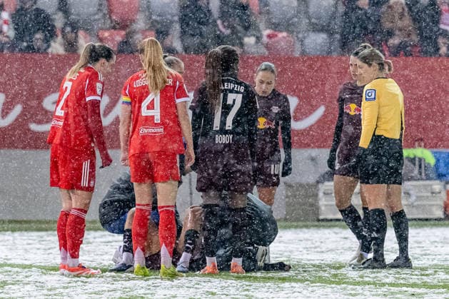 Karoline Wacker Referee and players of both teams are worried about the injured Lisa Baum RB Leipzig, 11 , who is being treated by caregivers GER, FC Bayern Muenchen Frauen vs RB Leipzig, Fußball, Google Pixel Frauen Bundesliga, 15 Spieltag, Season 2025 2026, 25 01 2026 DFL DFB REGULATES PROHIBIT ANY USE OF PHOTOGRAPHS as IMAGE SEQUENCES and or QUASI VIDEO GER, FC Bayern Muenchen Frauen vs RB Leipzig, Football, Google Pixel Frauen Bundesliga, 15 Matchday, Season 2025 2026, 25 01 2026 Muenchen Copyright: xEibner-Pressefoto HeikexFeinerx EP_HFR