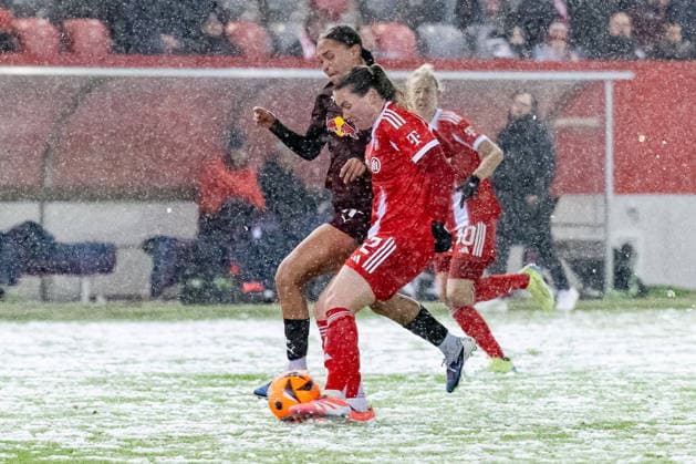 Fight for the ball duel between Lisa Baum RB Leipzig, 11 and Vanessa Gilles FC Bayern Muenchen Frauen, 02 GER, FC Bayern Muenchen Frauen vs RB Leipzig, Soccer, Google Pixel Women Bundesliga, Matchday 15, Season 2025 2026, 25 01 2026 DFL DFB REGULATIONS PROHIBIT ANY USE OF PHOTOGRAPHS as IMAGE SEQUENCES and or QUASI VIDEO GER, FC Bayern Muenchen Frauen vs RB Leipzig, Football, Google Pixel Frauen Bundesliga, 15 Spieltag, Saison 2025 2026, 25 01 2026 Muenchen Copyright: xEibner-Pressefoto HeikexFeinerx EP_HFR