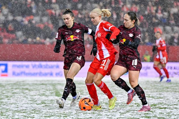 v li Sandra Starke RB Leipzig, 13 Pernille HARDER FC Bayern Muenchen, FCB, 21 Gina Chmielenski RB Leipzig, 10 in duel, duel, tackle, dynamic, action, action, 25 01 2026, Munich Germany , Football, Google Pixel Women Bundesliga, FC Bayern München RB Leipzig, DFB DFL REGULATIONS PROHIBIT ANY USE OF PHOTOGRAPHS AS IMAGE SEQUENCES AND OR QUASI VIDEO xslx