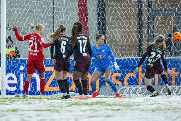 Pernille Harder FC Bayern Muenchen Frauen, 21 is already pleased with the freshly substituted Kyra Spitzner RB Leipzig, 23 causes a goal conceded here to 2 0 GER, FC Bayern Muenchen Frauen vs RB Leipzig, football, Google Pixel Frauen Bundesliga, 15 Spieltag, Season 2025 2026, 25 01 2026 DFL DFB REGULATIONS PROHIBIT ANY USE OF PHOTOGRAPHS as IMAGE SEQUENCES and or QUASI VIDEO GER, FC Bayern Muenchen Frauen vs RB Leipzig, Football, Google Pixel Frauen Bundesliga, 15 Matchday, Season 2025 2026, 25 01 2026 Muenchen Copyright: xEibner-Pressefoto HeikexFeinerx EP_HFR