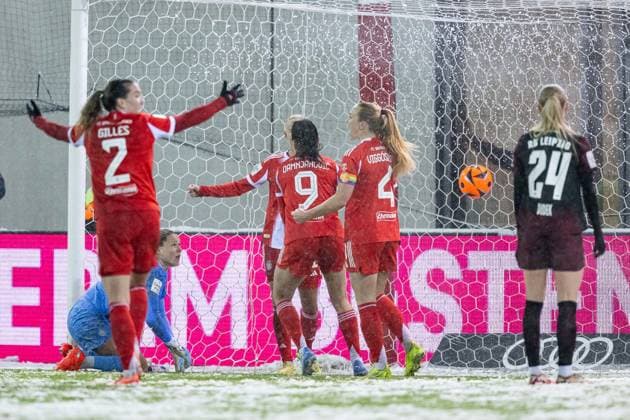 Bayern celebrate with Jovana Damnjanovic FC Bayern Muenchen Frauen, 09 their goal for 3 0, Elvira Herzog Goalkeeper, RB Leipzig, 1 and Nikoline Dudek RB Leipzig, 24 are accordingly served GER, FC Bayern Muenchen Frauen vs RB Leipzig, Football, Google Pixel Frauen Bundesliga, 15 Spieltag, Saison 2025 2026, 25 01 2026 DFL DFB REGULATIONS PROHIBIT ANY USE OF PHOTOGRAPHS as IMAGE SEQUENCES and or QUASI VIDEO GER, FC Bayern Muenchen Frauen vs RB Leipzig, Football, Google Pixel Frauen Bundesliga, 15 Spieltag, Saison 2025 2026, 25 01 2026 Muenchen Copyright: xEibner-Pressefoto HeikexFeinerx EP_HFR