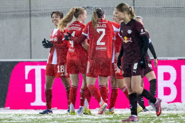 Bayern celebrate with Jovana Damnjanovic FC Bayern Muenchen Frauen, 09 their goal for 3 0 GER, FC Bayern Muenchen Frauen vs RB Leipzig, Football, Google Pixel Women Bundesliga, Matchday 15, Season 2025 2026, 25 01 2026 DFL DFB REGULATIONS PROHIBIT ANY USE OF PHOTOGRAPHS as IMAGE SEQUENCES and or QUASI VIDEO GER, FC Bayern Muenchen Frauen vs RB Leipzig, Football, Google Pixel Frauen Bundesliga, 15 Spieltag, Saison 2025 2026, 25 01 2026 Muenchen Copyright: xEibner-Pressefoto HeikexFeinerx EP_HFR