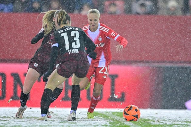 from left Nikoline Dudek RB Leipzig, 24 Sandra Starke RB Leipzig, 13 Pernille HARDER FC Bayern Muenchen, FCB, 21 in duel, duel, tackle, dynamic, action, action, 25 01 2026, Munich Germany , Football, Google Pixel Women Bundesliga, FC Bayern München RB Leipzig, DFB DFL REGULATIONS PROHIBIT ANY USE OF PHOTOGRAPHS AS IMAGE SEQUENCES AND OR QUASI VIDEO xslx