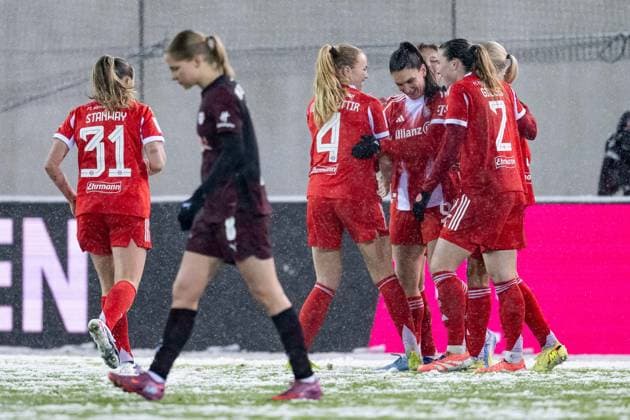 Bayern celebrate with Jovana Damnjanovic FC Bayern Muenchen Frauen, 09 their goal for 3 0 GER, FC Bayern Muenchen Frauen vs RB Leipzig, Football, Google Pixel Women Bundesliga, Matchday 15, Season 2025 2026, 25 01 2026 DFL DFB REGULATIONS PROHIBIT ANY USE OF PHOTOGRAPHS as IMAGE SEQUENCES and or QUASI VIDEO GER, FC Bayern Muenchen Frauen vs RB Leipzig, Football, Google Pixel Frauen Bundesliga, 15 Spieltag, Saison 2025 2026, 25 01 2026 Muenchen Copyright: xEibner-Pressefoto HeikexFeinerx EP_HFR