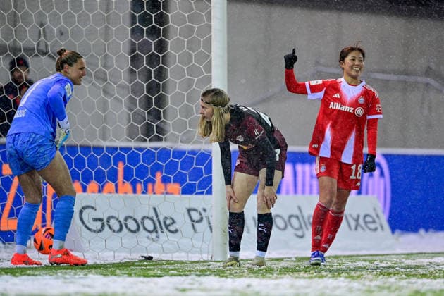 from left Elvira Herzog goalkeeper, RB Leipzig, 1 and unlucky Kyra Spitzner RB Leipzig, 23 own goal looking disappointed, disappointment, frustration, disappointed, pessimistic, Momoko TANAKINAWA FC Bayern Muenchen, FCB, 18 celebrates the goal to 2 0, 25 01 2026, Munich Germany , Soccer, Google Pixel Women Bundesliga, FC Bayern Munich RB Leipzig, DFB DFL REGULATIONS PROHIBIT ANY USE OF PHOTOGRAPHS AS IMAGE SEQUENCES AND OR QUASI VIDEO xslx