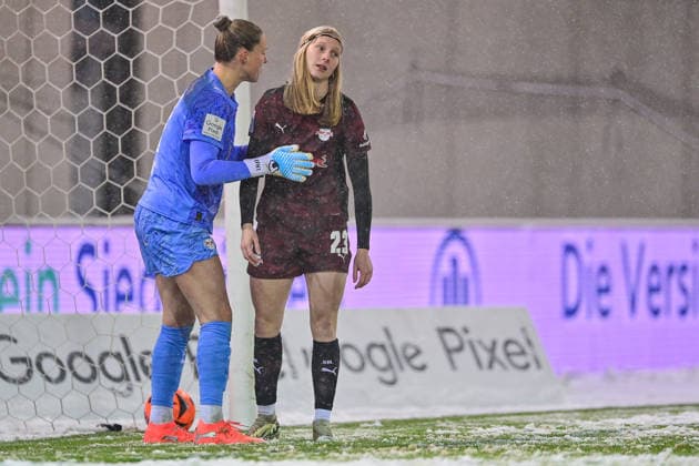 v li Elvira Herzog goalkeeper, RB Leipzig, 1 consoles Kyra Spitzner RB Leipzig, 23 after her own goal to 2 0, looking disappointed, disappointment, frustration, disappointed, pessimistic, 25 01 2026, Munich Germany , Football, Google Pixel Women Bundesliga, FC Bayern Munich RB Leipzig, DFB DFL REGULATIONS PROHIBIT ANY USE OF PHOTOGRAPHS AS IMAGE SEQUENCES AND OR QUASI VIDEO xslx