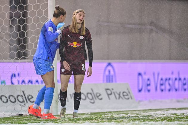 v li Elvira Herzog goalkeeper, RB Leipzig, 1 consoles Kyra Spitzner RB Leipzig, 23 after her own goal to 2 0, looking disappointed, disappointment, frustration, disappointed, pessimistic, 25 01 2026, Munich Germany , Football, Google Pixel Women Bundesliga, FC Bayern Munich RB Leipzig, DFB DFL REGULATIONS PROHIBIT ANY USE OF PHOTOGRAPHS AS IMAGE SEQUENCES AND OR QUASI VIDEO xslx